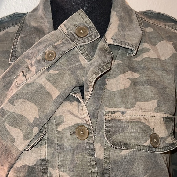 Lucky Brand Women’s Green Camo Print Long Sleeve Blouse Top Shirt NWOT Medium - Picture 11 of 12